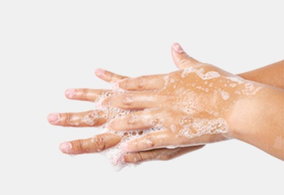 Schritt 4 der Handdesinfektion: Aussenseite der Finger auf der Handfläche der anderen Hand mit verschränkten Fingern reiben.